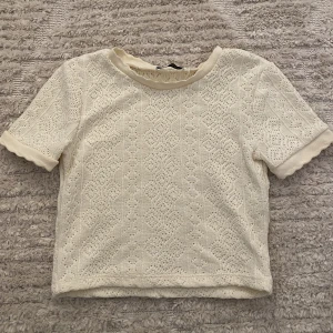 stickad t-shirt  - säljer denna jättefina stickade t-shirt från zara💓 säljer pga att den ej kommer till användning (använd ca 2 ggr)💓 