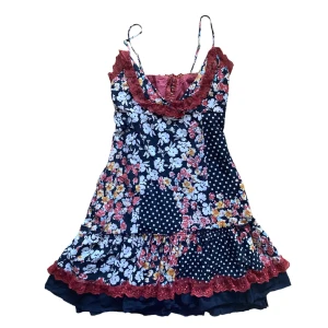 y2k vintage klänning - super söt midi klänning till sommaren eller fest. Köpt utomlands!! Strl 40 på lapp men mer en S i storlek. Går att ha överdelen på olika sätt. 😍Köparen står för frakt! 