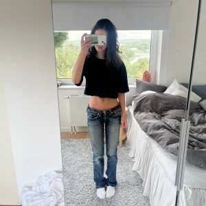Croppad t-shirt - Intressekoll på denna jättefina croppade T-shirt från Zara använd ca 1 gång. 😚 