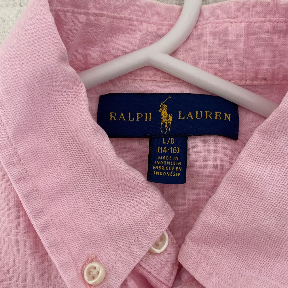 En assnajs Ralph lauren linneskjorta i bra skick. Den enda defekten är en minimal prick längs ned på skjortan. Men det syns inte vid användning och går säkert att tvätta bort👍😃. Skjortor.