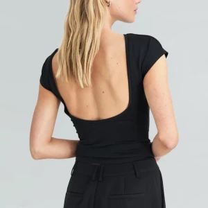 Topp  - Topp med öppen rygg från BikBok. Endast använd 1 gång pga fel storlek. Väldigt skönt material. Skicka för fler bilder:)