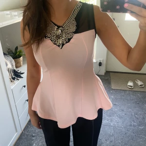 Fest top - Vacker fest top i rosa och svart med snygg dekor framtill.
