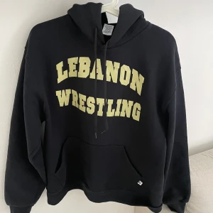 hoodie - En skitsnygg hoodie från russell athletic i storlek M men passar även S. den är svart-mörkblå! Hör av dig för fler frågor o använder endast ”köp nu” funktionen❤️