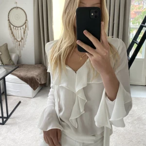 Vit blus🤍🤍 - Elegant vit blus med vida ärmar, perfekt till lite finare tillfällen💞