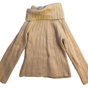 Stickad tröja med polokrage - Fin stickad tröja med polokrage! Jättebekväm💞