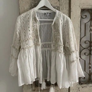 Blus - Blus med knytning. Bra skick. Storlek s. Köpt i Cannes. 