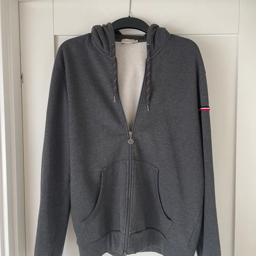 Moncler hoodie inköpt 2014 för 6500 kr Pris nu: 2399kr Cond:7/10 Använd ungefär 10 gånger  Storlek är XL men passar L. Hoodies.