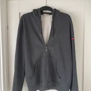 Moncler hoodie inköpt 2014 för 6500 kr Pris nu: 2399kr Cond:7/10 Använd ungefär 10 gånger  Storlek är XL men passar L