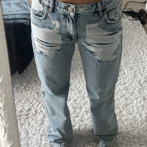 Helt nya midwaist jeans me slitningar från pull&bear 🙌🏻🙌🏻🙌🏻🙌🏻🙌🏻 