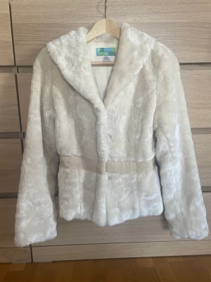 Jacka i fuskpäls - Fin och varm beige jacka i fuskpäls  Storlek S  Fint skick, inga defekter  