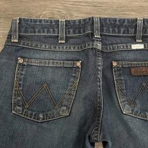 Säljer dessa skit snygga märkes jeans som tyvärr var för små för mig. Lågmidjade och bootcut. 