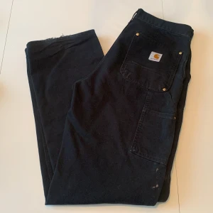 Carhartt double knee - Säljer dessa feta mörkblåa carhartt byxor. Storlek 30 x 32. Lite flaws på hälen.