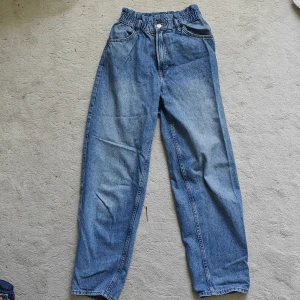 Jeans  - Baggy jeans från hm i nyskick. Men resorband i midjan. 