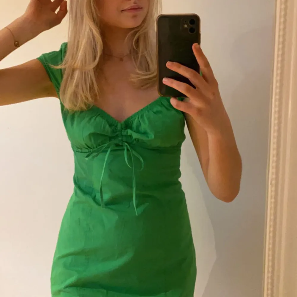 Kort klänning från bershka! Har sytt in den en aning vid armhålorna men inget som varken syns eller känns! På lappen står det att den ska vara strl M men jag skulle mer säga XS/S. Köparen står för frakten💚. Mekot.