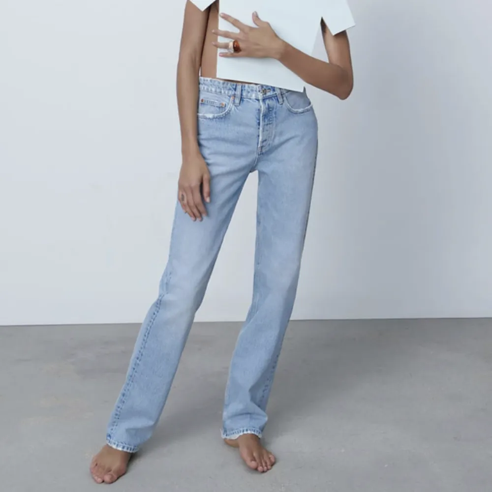 Poplulära jeans med medelhög midja från zara! I storlek 38 och är perfekt långa på mig som är 175. Brukar vanligtvis ha S/M i jeans för referens. Köparen står för frakten🤍  (säljer också dessa i vitt i min profil). Jeans & Byxor.