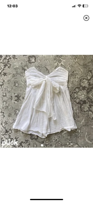 Axellös topp - Säljer denna sjukt fina bandeau toppen med rosett där framme😍😍 säljer då den va lite för liten för mig. Finns dragkedja på ryggen! Kolla jättegärna in mina andra annonser!! Köp den gärna via ”köp nu”