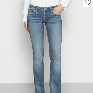 LTB Jens  - Säljer dessa fina LTB Jensen som är helt slutsålda!! Jag har dock sprättat upp Jensen där nere så man vet de men de är fortfarande jätte snygga💕 Kostar 679kr på zarlando men jag säljer för 349kr + frakt, om inte budet går upp💖