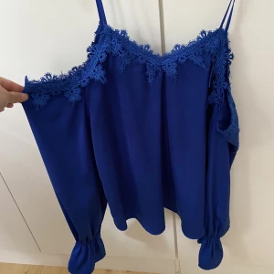 Kornblå blus - Blus med detaljer i mönster och puffliknande ärm