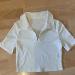 Topp - Vit ribbad tshirt. Aldrig använt nyskick.