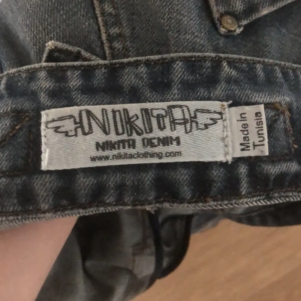 Säljer ett par Nikita Denim jeans i en av de äldre modellerna.   Vet inte vad modellen heter men dom är ett par baggy jeans. Dom är köpta för ca 800-1300kr   Obs! Dom är nedvikta på bilden pga dom är för stora för mig.   . Jeans & Byxor.