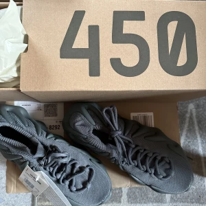 Adidas Yeezy 450 (stone teal) - Helt nya / Äkta skor Original låda och kvitto medföljer. Skriv om du har frågor om priset, flera bilder, etc. Va inte blyg ☺️ 