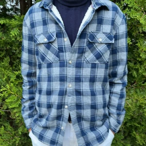 Tommy Hilfiger Flanell - Blårutig flanell skjorta som är fodrad. Skick 8/10 använd några gånger. Storlek 176