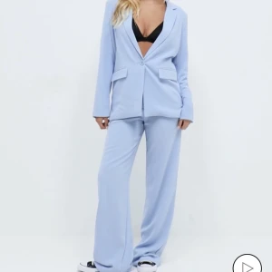 Kostym set - Ljusblått kostymset från Nelly💙💙kavajen är i storlek 34 och byxorna i 36🙌nypris 900:-