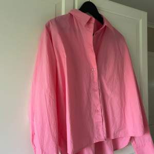 En snygg rosa bomulls skjorta som är helt oanvänd, tycker om den väldigt mycket, men har ej kommit till användning🌸