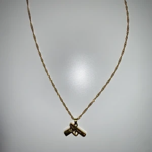 Pistol halsband Stainless steel - Pistol halsband i Stainless steel guld färgad aldrig använd 