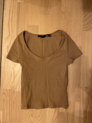 Två t-shirtar  - Dessa super fina t-shirterna som inte längre kommer till någon användning