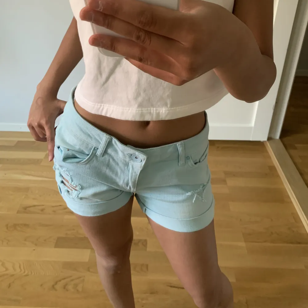 Säljer en sommar shorts i färgen turkos från Ole by Koton i storlek S.🦋. Shorts.