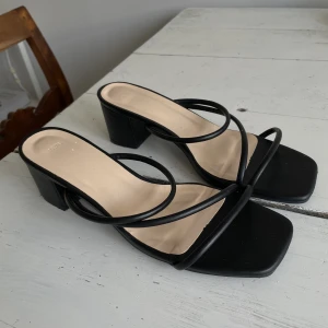 Svarta klackskor - Fina klackskor - aldrig använda.  Okänt märke. 