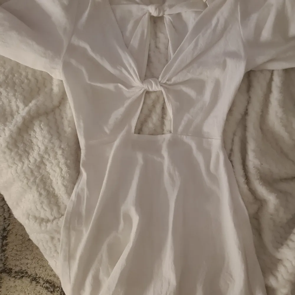 Säljer denna vita, jättefina klänningen från H&m, aldrig använd, lappen sitter fortfarande kvar. Storlek 36. Helt ny!!💓. Klänningar.