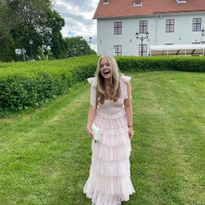 Asos balklänning - Säljer min fina balklänning från asos i XS💕 pris kan alltid diskuteras!