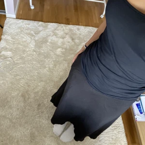 Jätte fin lång svart kjol❤️ - Jätte fin och skön svart lång kjol som inte kommer till användning tyvärr❤️