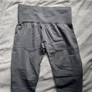 NVGTN tights - Skitsnygga, knappt använda NVGTN tights som jag köpte för ett tag sedan men inte använder. Storlek M men skulle att det passar S bättre. Nyskick! Nypris; ca 600kr