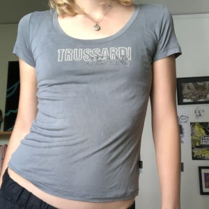 Baby tee y2k - Grå baby-tee/ t shirt från Trussardi jeans med pärl text. Perfekt skick, köpt i Köpenhamn. 