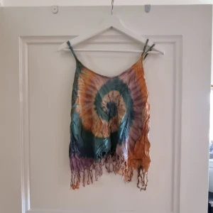 Linne - Jättefint mönstrat linne! Feansar nertill, superlätt material