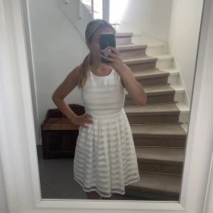 Vit klänning❤️‍🔥 - Vit klänning från Ellos i perfekt skick!! Storlek S💃