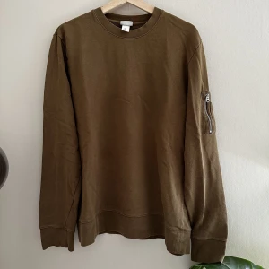 Tröja - Brun fin tröja som inte kommer till användning längre. Har en snygg kedjedetalj på armen