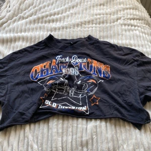 Luftig crop T-shirt - Har helt enkelt tröttnat på tröjan den kostade mig 150 men säljer den istället för 50 kr storlek S-M