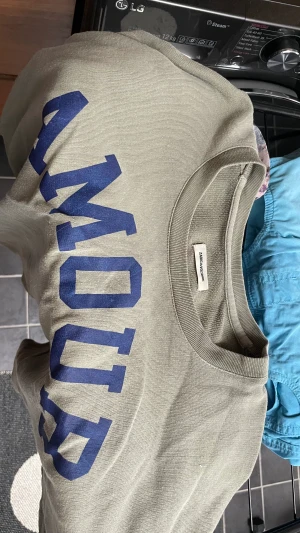 Zadig tshirt - Säljer min zadig T-shirt som är köpt för ett tag sen. Supersöt och snygg färg men den har (sista bilden) lite blekta fläckar på ryggen men de är inte så tydliga när man har på sig den!! Supersnygg!!!🔥🔥