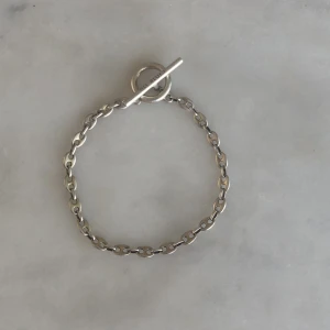 Anchor T-bar fastening bracelet - Anchor T-bar-fästarmband från ALL BLUES. Graverad logotyp, silverfärgat sterlingsilver och flätad kedja. Enkelhet och stil i ett unikt armband. Ett perfekt tillbehör för att komplettera din outfit! (Nypris 190€)