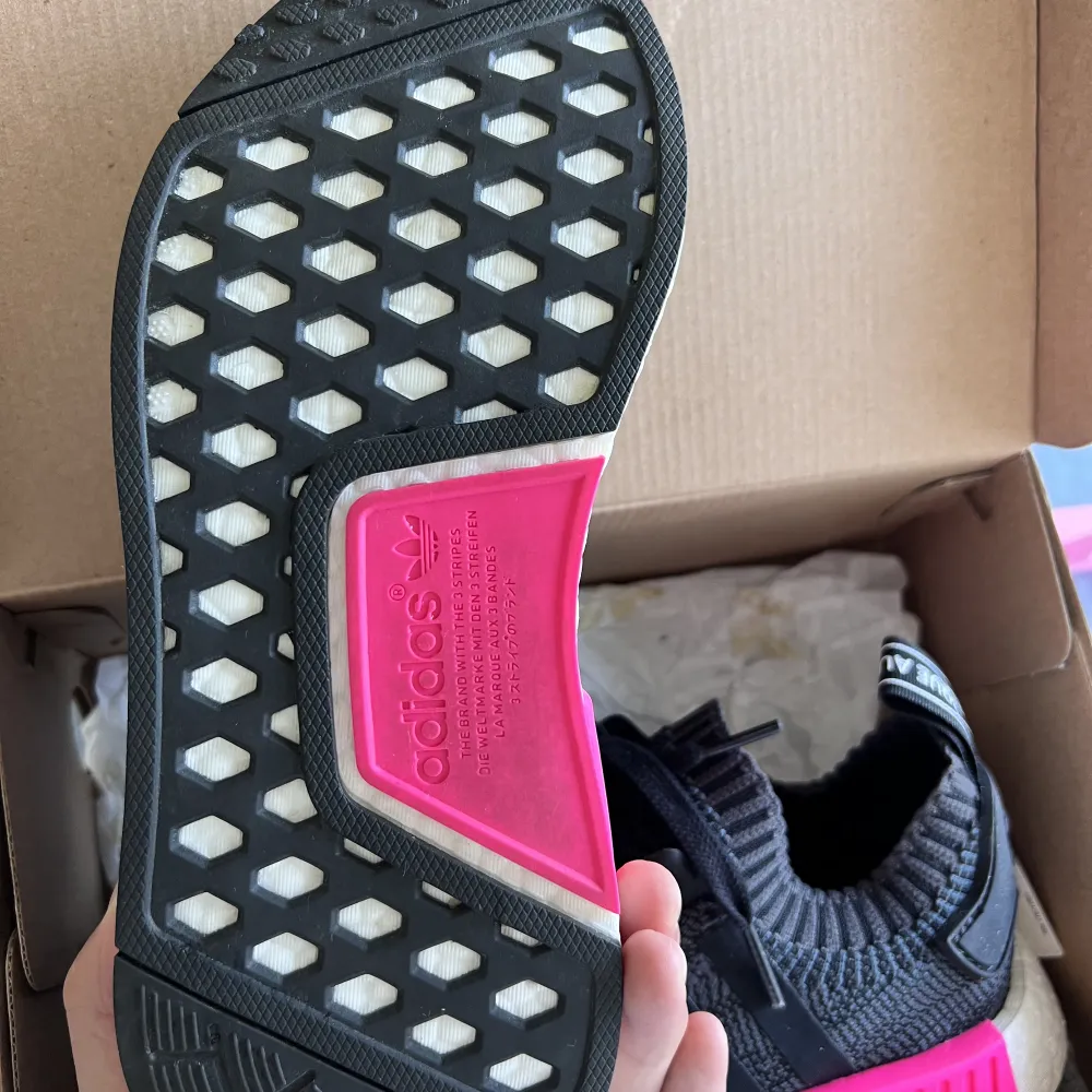 Hejsan!, säljer dessa Adidas Nmd 1 i storlek 37. Nypris: 1599kr Träningsskor😁 De är använda endast 1 gång som sedan har dem legat i skolådan sen dess då dessa är mammas skor och hon vill ej ha dem längre pga att hon inte tyckte att dessa skor passade bra.. Skor.