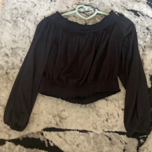 Tröja - Svart tröja från H&M i storlek M. Passar även S perfekt.