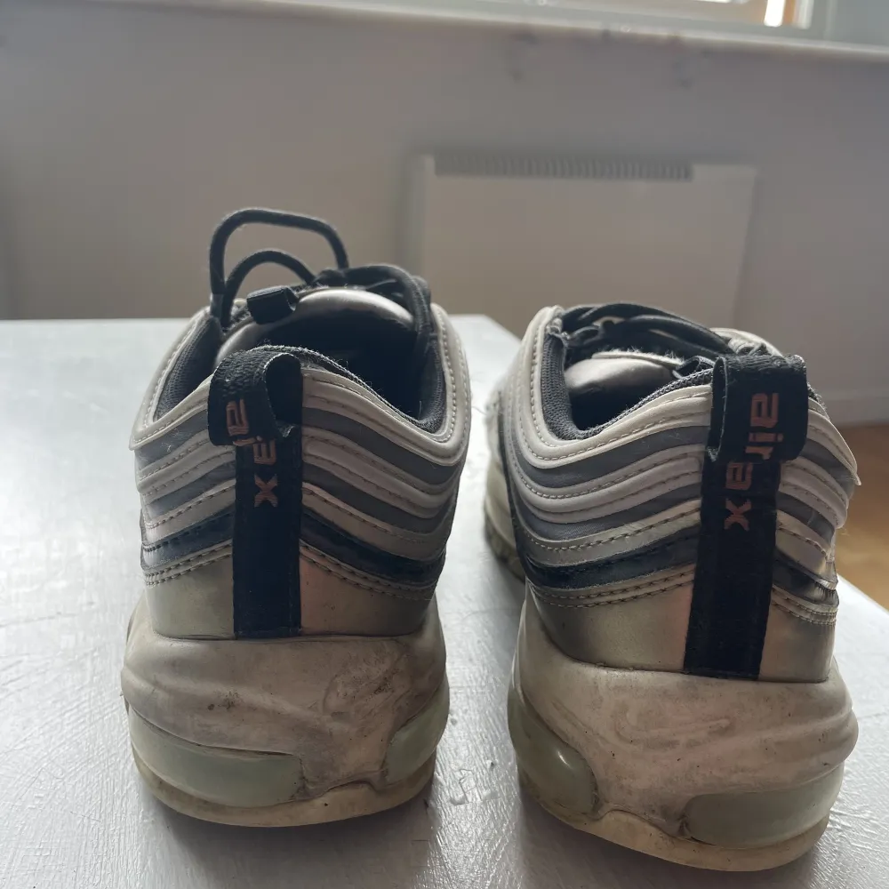 Nike air max, i färgen Metallica. Storlek 40. Köpta i Nike butik i Orlando för ca 2000, Använda men väldigt fint skick, svår färg att få tag i! Pris går att diskuteras vid snabb affär :). Skor.