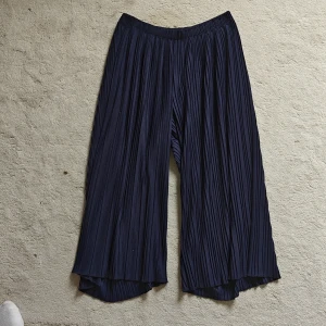 Volangbyxor  - Mörkblå volangbyxor från Zara. 