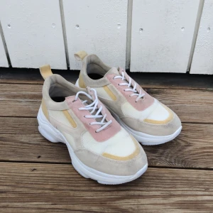 Sneakers - Fina sneakers med lite tjockare sula. Sparsamt använda och i mycket gott skick. Storlek 38.