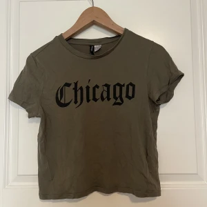 Kamouflage grön t-Shirt  - En kamouflage grön T-shirt som är använd en hel del men har inga synliga defekter. Tröjan är lite kortare. 