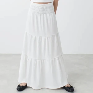 Långkjol - En vit lång kjol från gina, aldrig använd så helt ny, köptes för 259kr❤️